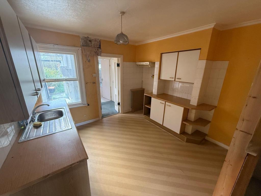 Lot: 114 - MID-TERRACE HOUSE FOR IMPROVEMENT - Kitchen-dining room